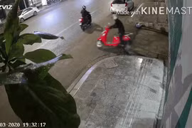 Video: Trộm cuống cuồng vứt xe bỏ chạy trối chết vì tiếng hét của bé trai