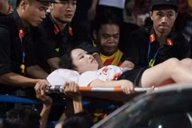 Gallery - Fan nữ trúng pháo sáng CĐV Nam Định - image 9