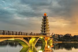 Muốn có ảnh chất, giới trẻ tìm ngay đến cầu đi bộ tại Phú Thọ