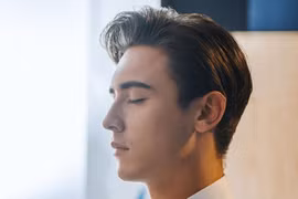 Hé lộ hot boy Tây khiến chủ bản hit "Anh nhà ở đâu thế" đổ gục