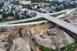 Chân cầu Hòa Bình 2 “ngạt thở” bởi các bãi tập kết VLXD