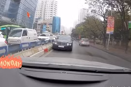 Siêu xe Bentley đi ngược chiều, CĐM gay gắt “có tiền nhưng thiếu ý thức“
