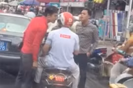 Ô tô biển xanh giải quyết bằng nắm đấm sau pha va chạm gây bức xúc