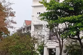Lan can rơi xuống sân trường khiến 3 nữ sinh phải nhập viện