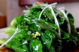 Xào rau thêm nước nóng hay nước lạnh thì rau mới xanh?