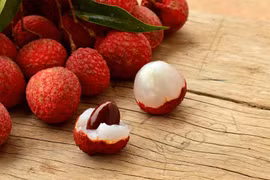 Vải rẻ tranh thủ ăn nhiều, hai người đàn ông suýt nữa bị mù