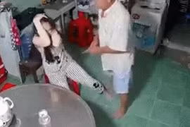 Đánh con gái vì đi chơi khuya, cha bị phạt 7,5 triệu đồng