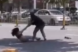 Cãi nhau, cô gái lột đồ giữa đường khiến bạn trai phát hoảng 
