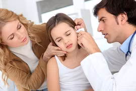 Tai bệnh nhân phát sáng, bác sĩ gắp ra được viên hồng ngọc