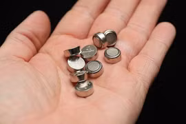 Nuốt nhầm pin cúc áo, bé trai cháy thủng tim 