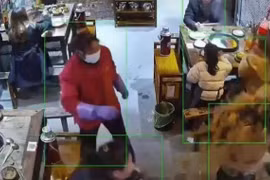 Cô gái bị người lạ hất thẳng nồi lẩu nóng vào mặt