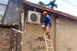 Thầy giáo bỏ việc đi làm "công nhân" vì dạy 19 năm lương chỉ 1,3 triệu