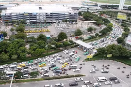 "Chóng mặt" khi đến sân bay Tân Sơn Nhất ngày cận Tết 