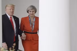 Sự thật sau cái nắm tay của TT Mỹ Donald Trump và Thủ tướng Anh