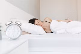 Những thói quen khi ngủ khiến làn da của bạn trở nên xấu xí