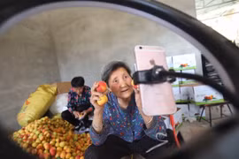 Video: Cụ bà 80 tuổi livestream bán hàng, “chốt đơn” nhanh chóng mặt