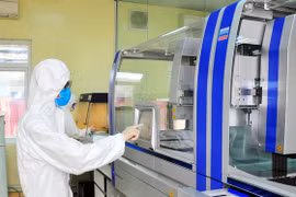 Mượn, giảm giá máy xét nghiệm COVID-19: Có phải ve sầu thoát xác?