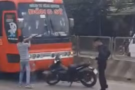 Clip: 2 đối tượng vô cớ lao vào đánh phụ xe rồi đập phá xe khách ngay giữa quốc lộ