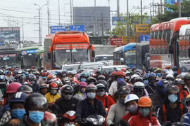 Gallery - Taxi Group Chạy Ngược Chiều Trên Cao Tốc - image 4
