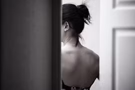 Chồng lén lút nhìn trộm hàng xóm thay đồ