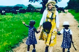 Ngắm hai bé sinh đôi, con nuôi mới nhận của Madonna
