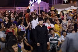 Người dân chen lấn, đông kín trong đám tang Duy Nhân