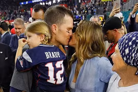 Siêu mẫu Gisele Bundchen hôn chồng sau chiến thắng tại Super Bowl