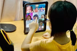 Cha mẹ “khóc - cười” chuyện trẻ lớp 1 học online