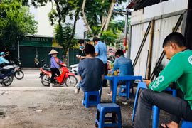 Bất chấp dịch COVID-19, quán trà đá vẫn ngang nhiên bày bán