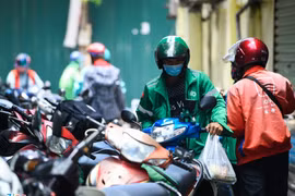 Tranh cãi việc Hà Nội cấm shipper hoạt động trong mùa dịch 