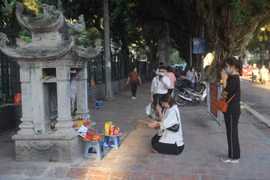 Sĩ tử khấn vái bia “Hạ Mã“: Tâm linh nhưng đừng mê tín 