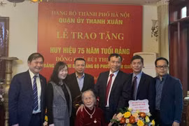 Trao Huy hiệu 75 năm tuổi Đảng cho đảng viên Bùi Thị Thấp