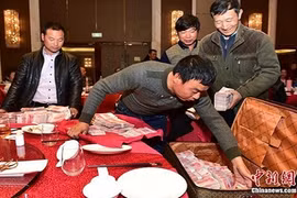 Xôn xao công ty phát thưởng đậm, nhân viên dùng khay đựng tiền