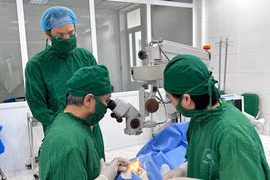 Vỡ nhãn cầu do... đá bắn vào mắt