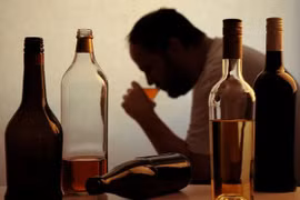 Người đàn ông co cứng toàn thân, hôn mê sâu do... lạm dụng rượu