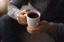 Có nên uống cà phê khi bụng đói?
