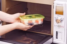 Lý do không nên hâm nóng thức ăn trong hộp nhựa bằng lò vi sóng