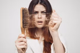 Rụng tóc báo hiệu điều gì về sức khỏe? 