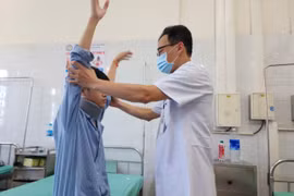 Dùng điện thoại liên tục nhiều giờ, nam sinh 15 tuổi bị liệt tứ chi
