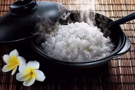 Thói quen xấu khi ăn cơm khiến "rước bệnh vào thân"