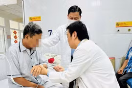 Đang hát karaoke, người đàn ông 58 tuổi đột ngột nói khó, tê yếu nửa người