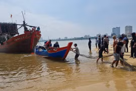 Sóng đánh chìm thuyền, 2 ngư dân bơi vào bờ nhờ trợ giúp