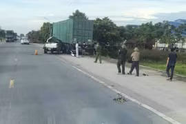 Ô tô bán tải đâm vào container, 6 người thương vong