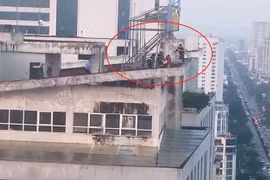 Giải cứu thiếu nữ định tự tử trên tầng thượng toà nhà cao 27 tầng