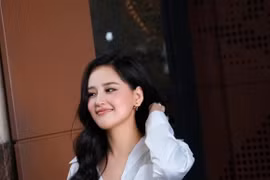 Mai Phương Thúy tự tin khoe vòng eo “con kiến“