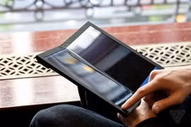 Cận cảnh laptop màn hình gập đầu tiên trên thế giới