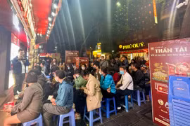 Xếp hàng lấy số đợi mua vàng ngày vía Thần Tài