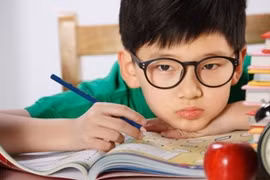 Nguyên nhân lớn nhất gây cận thị ở trẻ 