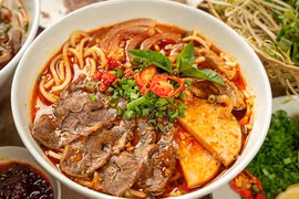 Gái cố đô "xịn" bày chiêu nấu bún bò Huế thơm ngon, dễ làm