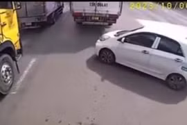 Clip: Luồn lách để “điền vào chỗ trống”, ô tô lĩnh ngay tai họa